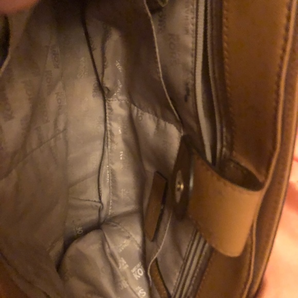 Medium sized cream & brown Michael kors purse - Picture 4 of 7